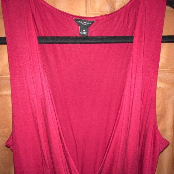 Ann Taylor Sleveless Silky V Neck Shirt - Picture 2 of 3